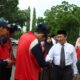 Wakil Rektor III IAIN Langsa Prof. Dr. Iskandar Budiman, M. CL saat memberikan selamat kepada peserta PKM III di kampus setempat, Senin (31/7). Waspada/ist