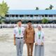 Kepala SMAN 3 Langsa, Rusli S.Ag foto bersama dengan Nazwa Syaqila Lubis dan Istighfar Yudha Moelanda yang berhasil meraih emas pada Lomba kejuaraan Open Kajari Cup-1 Aceh Singkil 2023 se-Aceh di Gedung Serba guna Aceh Singkil, Senin (31/7). Waspada/dede