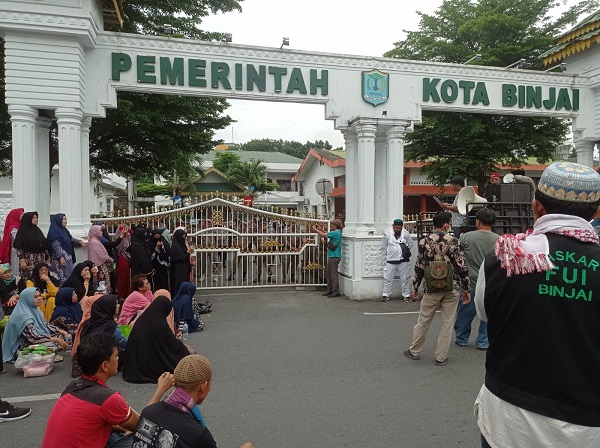 Aksi puluhan massa di depan kantor Wali Kota Binjai terkait tempat ibadah GMS yang belum mendapat izin. Waspada/Ist