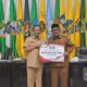 Pj. Wali Kota Langsa, Ir Said Mahdum Majid saat menerima insentif fiskal kinerja tahun berjalan untuk kategori kinerja pengendalian inflasi daerah periode I tahun anggaran 2023 senilai Rp10.844.657.000 dari Menteri Dalam Negeri Muhammad Tito Karnavian di gedung Sasana Bhakti Praja Kemendagri Jakarta Pusat, Senin (31/07). Waspada/ist