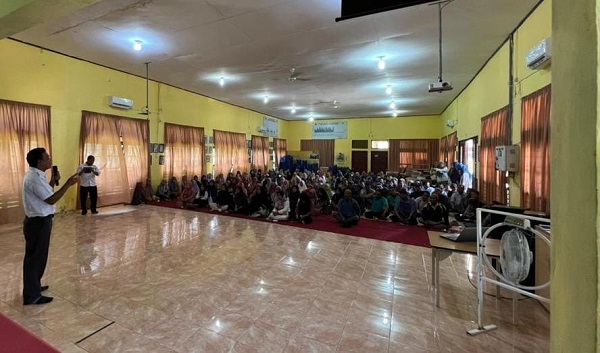 Orangtua siswa magang SMKN 2 Karang Baru Aceh Tamiang saat mengikuti Sosialisasi Program BPJS Ketenagakerjaan di Aula SMKN 2 setempat, Senin (31/7). Waspada/ist