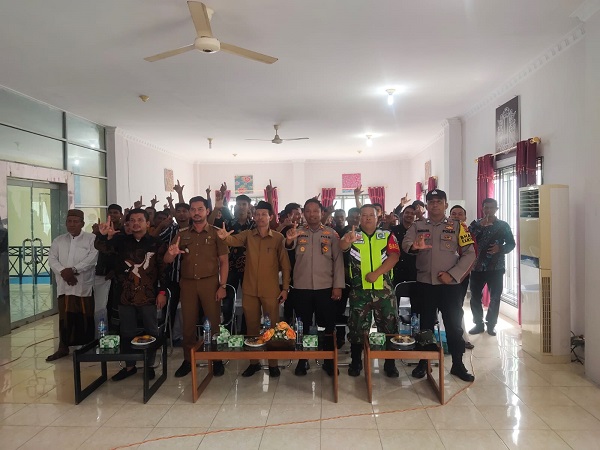 Ketua Panitia, Raja Saputra SE, MSi saat berfoto bersama dengan peserta pemuda Gampong Sungai Pauh Tanjong, Kecamatan Langsa Barat, pada Bimtek peningkatan kapasitas pemuda yang bertajuk 'Muda Adalah Kekuatan' di Aula Kantor Camat Langsa Barat, Senin (31/7). Waspada/Rapian