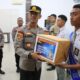 Kapolres Sergai AKBP Oxy Yudha Pratesta saat menyerahkan penghargaan dan bingkisan kepada perwakilan masyarakat dan pelajar yang patuh dan tertib berlalulintas, Selasa (31/7) di aula Patriatama Mapolres Sergai di Sei Rampah. (Waspada/Ist)