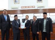 Pj Bupati Aceh Besar Sampaikan Pengantar Nota Keuangan Dan Qanun