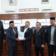 Sekdakab Aceh Besar, Drs Sulaimi, M.Si menyerahkan Pengantar Nota Keuangan dan Rancangan Qanun-qanun Kabupaten Aceh Besar Tahun 2022 dan 2023 kepada Pimpinan DPRK pada Rapat Paripurna ke-3 DPRK Aceh Besar di Gedung DPRK Aceh Besar, Senin (31/7). (Waspada/Zafrullah)