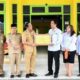 Kepala KPKNL P.Sidimpuan, Raden Hariadi Murti Kurniawan (kanan) menerima penghargaan dari Wali Kota P.Sidimpuan Irsan Efendi Nasution SH, MM, Senin (31/7).Waspada/ist.