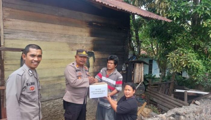 Kapolsek Pangururan Salurkan Bantuan Kepada Warga Korban Kebakaran