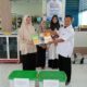Pengelola Pustaka SUPM Negeri Ladong, Muchtar, S.Pi menyerahkan buku untuk Perpustakaan Gampong Lambitra Kecamatan Darussalam di Ladong Kecamatan, Mesjid Raya, Senin (31/7). (Waspada/Zafrullah