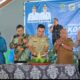 Wabup Labura Samsul Tanjung memotong nasi tumpeng ditemani Ketua DPRD, Indra Surya Bakti Simatupang bersama Kadis Perindag dan UKM, Syahrul Adnan Hasibuan di hari Koperasi Ke-76, Senin (31/7). Waspada/Ist
