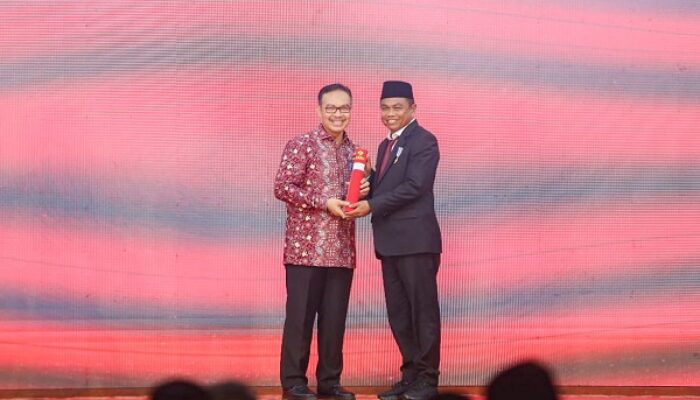Bupati Dan Ketua TP PKK Sergai Terima Penghargaan Manggala Karya Kencana