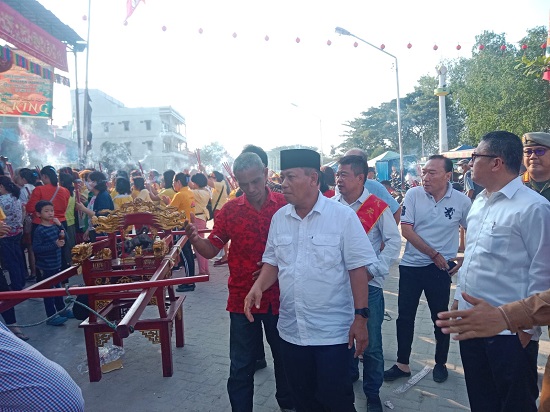 Etnis Tionghoa Tanjungbalai Ritual Bakar Duplikat Tongkang Ratusan warga Tanjungbalai bersama Wali Kota menyaksikan ritual pembakaran duplikat tongkang di Vihara King Ong King di Water Front City Selasa (4/7) sore. Waspada/Ist
