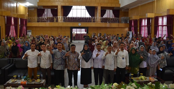 Staf ahli Bidang Pemerintahan Hukum dan Politik, Siti Zuriah, SH, saat membuka acara secara resmi kampanye membaca, di Aula Cakdon Langsa, Rabu (5/7). Waspada/Ist