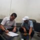 Plt. Kepala BKPSDM Subulussalam, Rano Sartono Saraan, SE (kiri) saat memeriksa berkas salah seorang peserta Seleksi Terbuka JPTP. (Waspada/Khairul Boangmanalu)