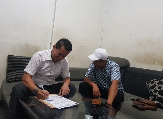 Plt. Kepala BKPSDM Subulussalam, Rano Sartono Saraan, SE (kiri) saat memeriksa berkas salah seorang peserta Seleksi Terbuka JPTP. (Waspada/Khairul Boangmanalu)