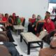Kepala Dinas Sosial Kab Agara, Bahagia Wati dan Direktur RSUD, dr Bukhari jemput dua bocah yatim di Kabanjahe, Rabu (5/7). Waspada/Seh Muhammad Amin