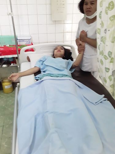 Korban Dinda Wulandari saat dirawat di Klinik BSRE Dolok Merangir.(Waspada/ist).