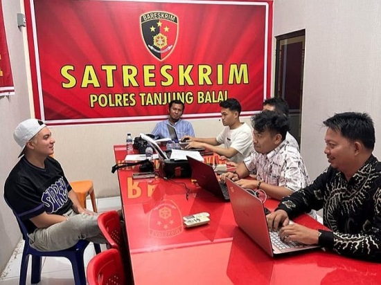 Penyidik Satreskrim Polres Tanjungbalai memeriksa artis Baim Wong terkait dugaan tindak pidana penipuan modus giveaway. Waspada/ist