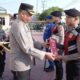 Kapolres Langsa, Muhammadun, SH saat memberikan penghargaan kepada dua personel berprestasi dalam perlombaan beladiri tingkat Polda Aceh yang mendapat peringkat dua se jajaran Polda Aceh di halaman Mapolres Langsa, Kamis (6/7). Waspada/dede