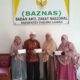 Tiga orang guru Tahfidzul Qur'an di Sekolah Pondok Pesantren Al Mukhlisin, Sibuhuan menerima bantuan dari Baznas Palas, yaitu Elfi Hidayani Daulay, S.Pd.I, Hotnida Nasution, SH dan Nurlia, S.Pd.I.(Waspad/Idaham Butar Butar/B)