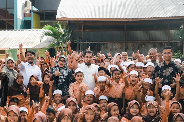 Pj Bupati Aceh Besar, Muhammad Iswanto, berfoto bersama siswa di salah satu SD di Aceh Besar. (Waspada/Zafrullah)