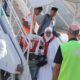 Jamaah haji kloter 02 sedang menuruni anak tangga pesawat Garuda di Bandara SIM Aceh Besar, yang baru tiba dari tanah suci, Kamis (06/07/23) pagi. (Waspada/Ist)