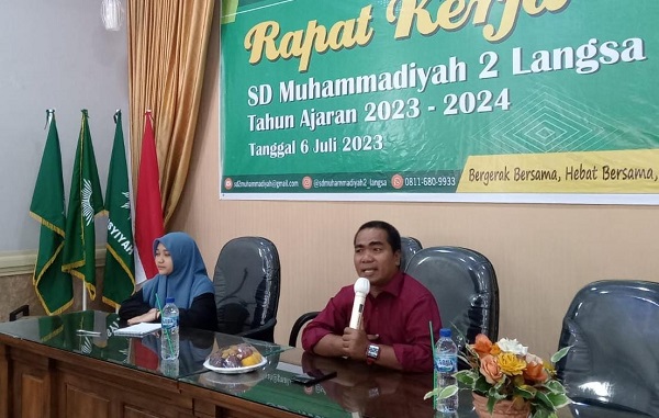Dekan Tarbiyah dan Ilmu Keguruan (FTIK) IAIN Langsa Dr. Amiruddin Yahya Azzawiy, MA ketika menjadi nara sumber pada acara Rapat Kerja (Raker) SD Muhammadiyah 2 Langsa di Aula Vitra Convation Langsa, Kamis (6/7). Waspada/dede