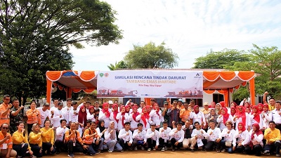 SIMULASI Rencana Tindak Darurat (RTD) bendungan TSF Martabe berhasil diselenggarakan pada 6 Juli 2023 di Batangtoru, Tapanuli Selatan. Usai simulasi, masyarakat berfoto bersama General Manager Operations PT Agincourt Resources Rahmat Lubis (tengah berseragam jingga), Inspektur Daerah Tapanuli Selatan Ali Imran, Kapolsek Batangtoru AKP Tona Simanjuntak, dan Danramil 01/Batangtoru Kapten Inf Sirait,Minggu (9/7/2023). Waspada/Ist