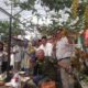 SEJUMLAH pejabat Dinas Ketapang TPH saat tengah memanen Anggur di Taman Anggur Medan Johor. Waspada/ist