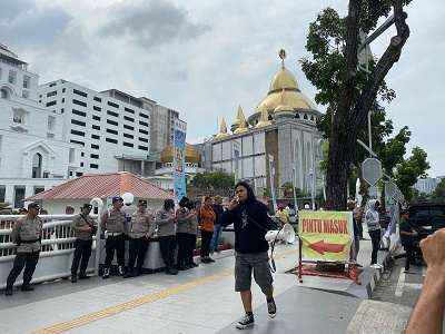 KORLAP Fahrurozy Efrial menyampaikan orasinya saat menggelar aksi unjukrasa di depan kantor Gubsu Jl Imam Bonjol Medan, Rabu (12/7). Waspada/Ist
