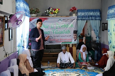 TUAN Guru Ganjar edukasi masyarakat di Tebing Tinggi seputar sujud tilawah. Waspada/Ist