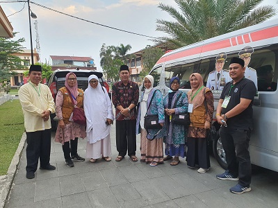 KANWIL Kemenag Sumut sambut jamaah SOC yang transit di Kualanamu saat keberangkatan jamaah calon haji. Waspada/ist