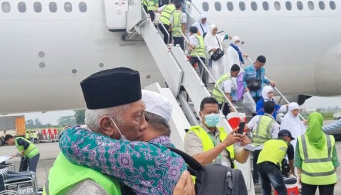 Suasana Haru Sambut Kepulangan Jemaah Haji Kloter 18 Debarkasi Medan
