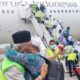 KLOTER 18 TIBA DI KNO: Suasana haru menyambut kepulangan jemaah haji Kloter 18 Debarkasi Medan saat tiba di Bandara Internasional Kualanamu (KNO), Deliserdang, dan selanjutnya dibawa ke Asrama Haji Medan, Minggu (23/7) siang. Waspada/Surya Efendi