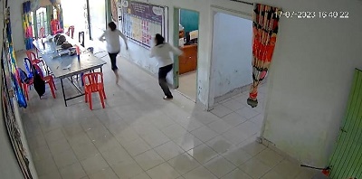 TERLIHAT dalam rekaman kamera Dua karyawan PT Mekar mengejar pelaku perampokan namun gagal. Waspada/Ist
