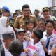 WALI Kota Medan Bobby Nasution berfoto bersama para siswa dalam acara penyerahan bus Sekolah yang diselenggarakan di UPT SMP N 44 Medan, Jalan Chaidir, Kec. Medan Labuhan, Senin (17/7). Waspada/Ist