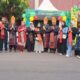 PARA mahasiswa dan dosen UMA berfoto bersama mengenakan pakaian adat Batak. Waspada/ist.