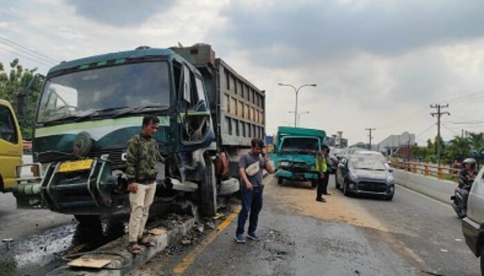 Dua Truk Tabrakan Di Fly Over Amplas, Jalanan Dipenuhi Oli