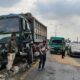 TRUK pengangkut batu koral ringsek dan tersangkut di pulau jalan Fly Over Amplas, Senin (3/7). Waspada/Ist