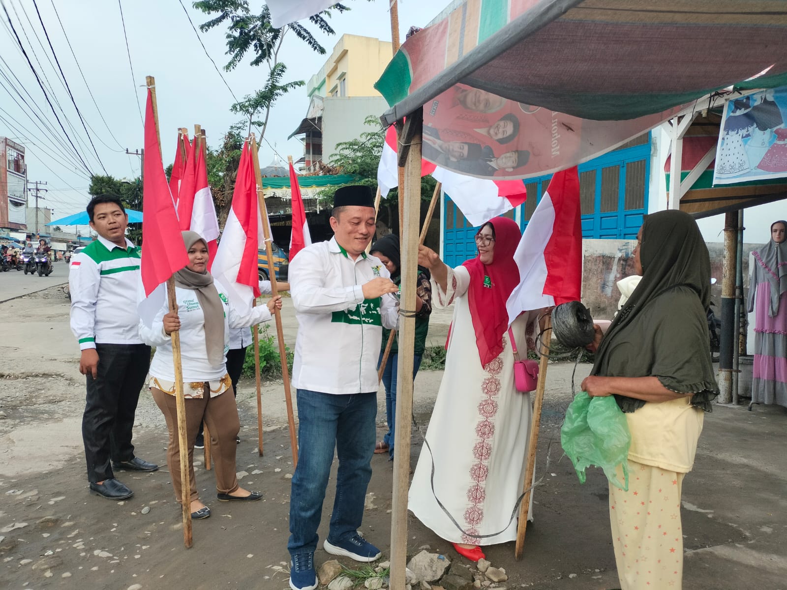Sambut HUT Kemerdekaan RI, PKB Kota Medan Bagi-Bagi Bendera ke Masyarakat