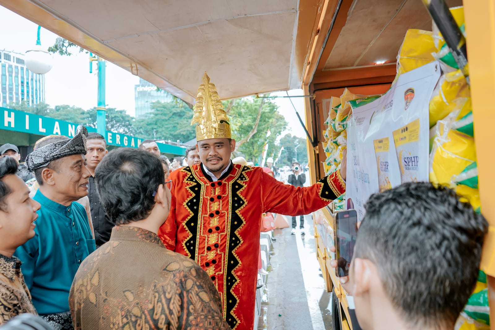 Langsung Sentuh & Layani Masyarakat, Bobby Nasution Lepas Mobil Pasar Murah Keliling