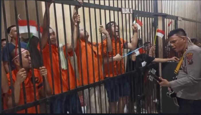 Meriahkan HUT RI, Polisi Nyanyi Bareng Tahanan