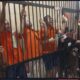 Meriahkan HUT RI, Polisi Nyanyi Bareng Tahanan
