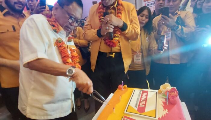 Ketum Partai Hanura Oesman Sapta Odang Bahagia Diberi Kejutan Ulang Tahun Ke-73   