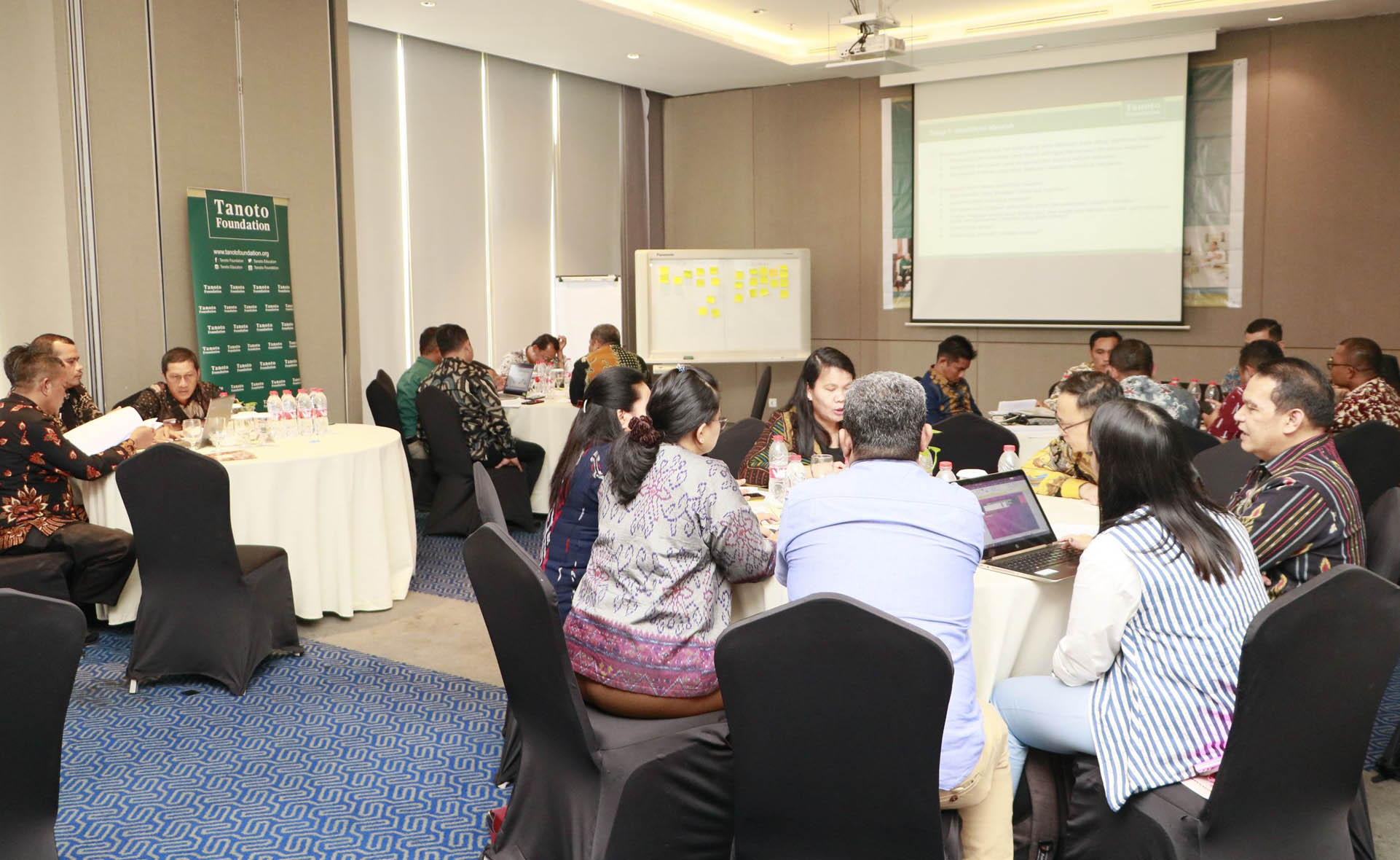 Tanoto Foundation menggelar Rapat Pemangku Kepentingan wilayah mitra melalui sosialisasi Regulatory Impact Analysis (RIA), sebagai metode penyusunan kebijakan publik dan proses penilaian dampak regulasi terhadap masyarakat, dalam penyusunan peraturan kepala daerah bidang literasi dan numerasi, di Medan, Kamis (10/8).