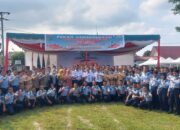 Direktur Poltekbang Medan, Sukarwoto dan jajarannya foto bersama taruni-taruni berprestasi serta siswa dari SMA Plus Taruna Akterlis, Kota Medan usai kegiatan talkshow, Rabu (16/8).