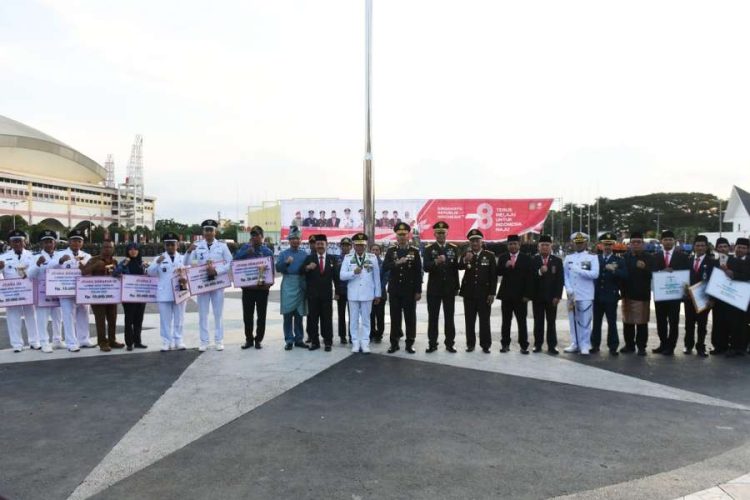 GUBERNUR Sumatera Utara (Sumut) Edy Rahmayadi didampingi Sekda Provsu Arif Sudarto Trinugroho berfoto bersama para penerima hadiah kepada Desa/Kelurahan dan Badan Usaha Milik Desa (BUMDes) Terbaik Tingkat Provinsi Sumut Tahun 2023, dalam rangka HUT ke-78 RI di Lapangan Astaka, Jalan Willem Iskandar, Deliserdang, Kamis (17/8). Waspada/Ist