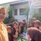 Guru UPT SDN 30 Pasar Lapan, Hotma Wulansari Sitohang berswafoto bersama para peserta didik saat melakukan pembuatan ecoprint menggunakan daun singkong di sekolah.
