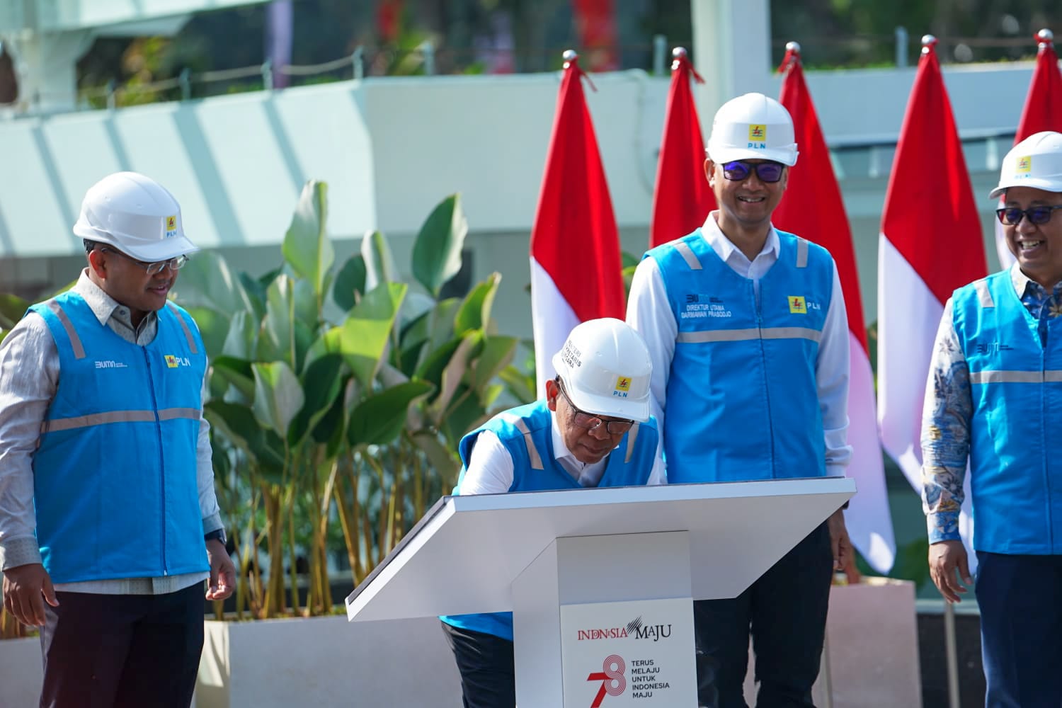 Menteri Sekretaris Negara, Pratikno (kedua dari kiri) saat menandatangani prasasti peresmian Revitalisasi Kelistrikan Istana Kepresidenan Jakarta didampingi Direktur Utama PLN, Darmawan Prasodjo (kedua dari kanan), Deputi Bidang Sumber Daya Manusia, Teknologi dan Informasi Kementerian BUMN, Tedi Bharata (kiri), Sekretaris Kementerian Sekretariat Negara, Setya Utama (kanan), Selasa (1/8).