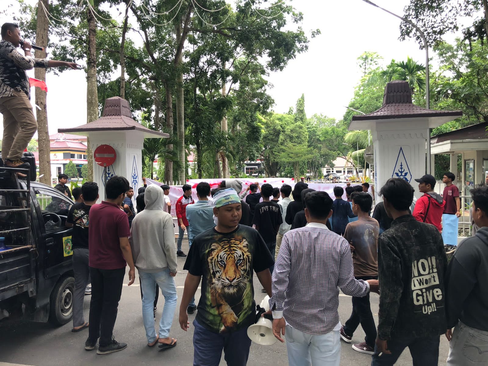 Puluhan Mahasiswa Pertanyakan Berlarutnya Kasus Kematian Almarhum Sugiono