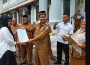 Pj Bupati Agara Serahkan 188 SK Nakes